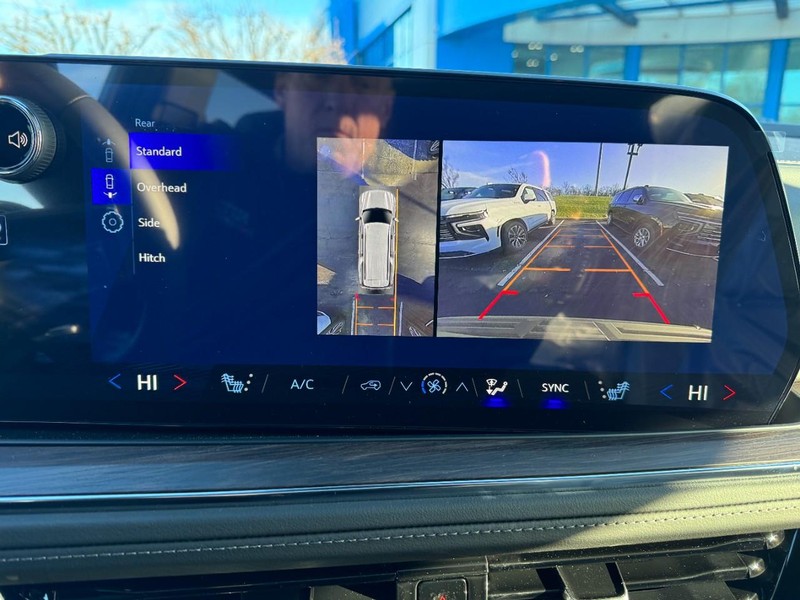 Chevrolet Suburban Vehicle Image 17