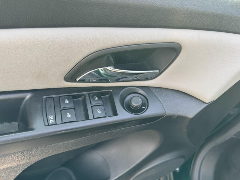 Chevrolet Cruze Vehicle Image 15