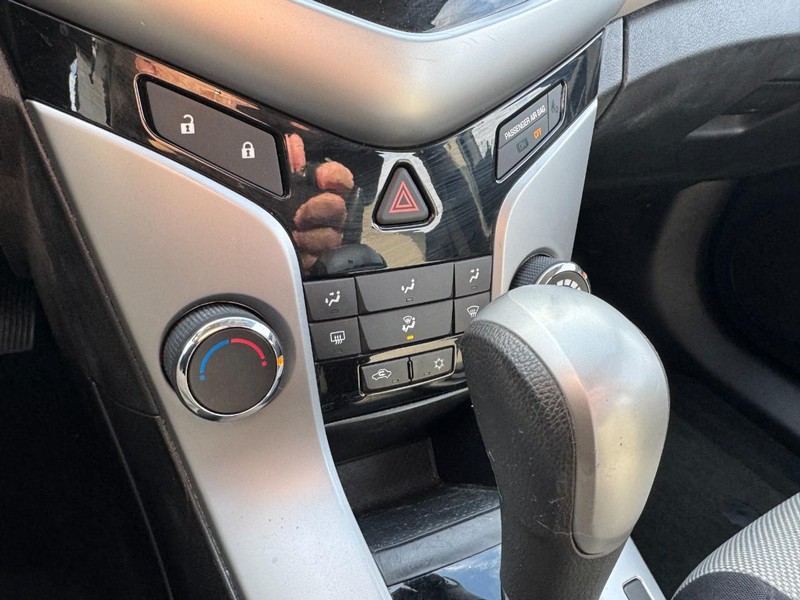 Chevrolet Cruze Vehicle Image 17