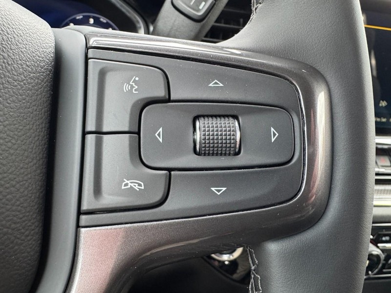 Chevrolet Silverado 2500HD Vehicle Image 16