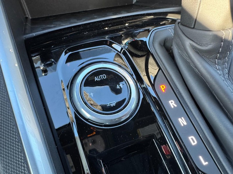 Chevrolet Colorado Vehicle Image 09