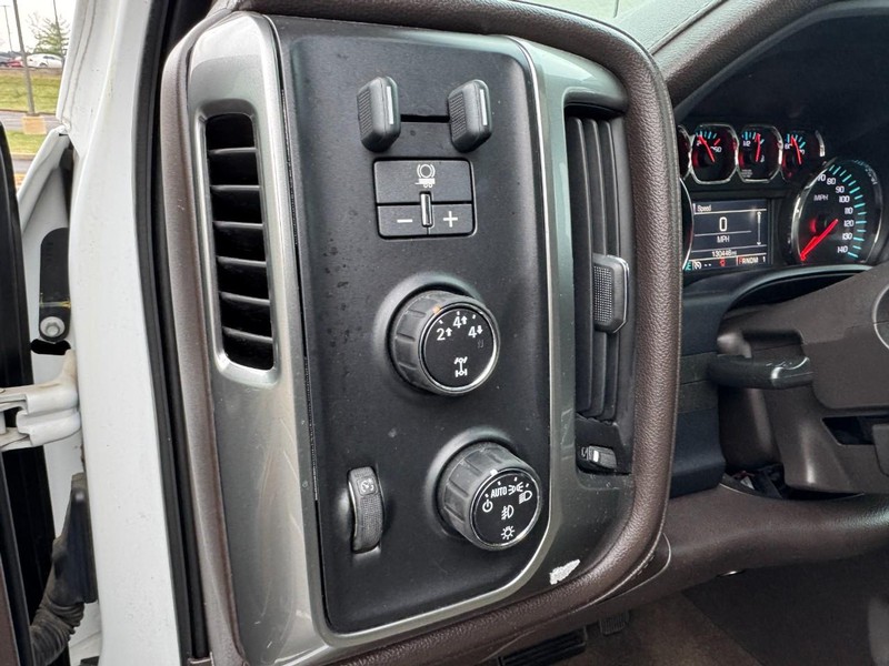 Chevrolet Silverado 3500HD Built After Aug 14 Vehicle Image 16