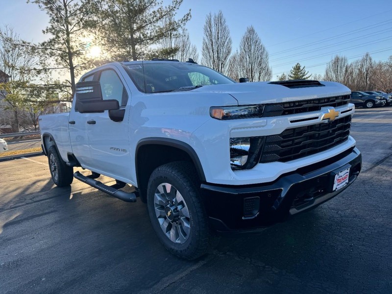 Chevrolet Silverado 2500HD Vehicle Image 02