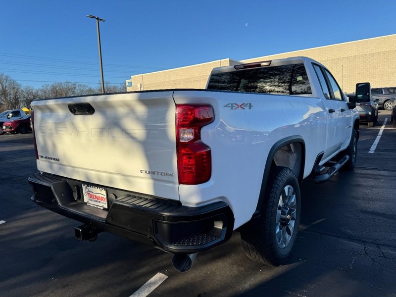 Chevrolet Silverado 2500HD Vehicle Image 03