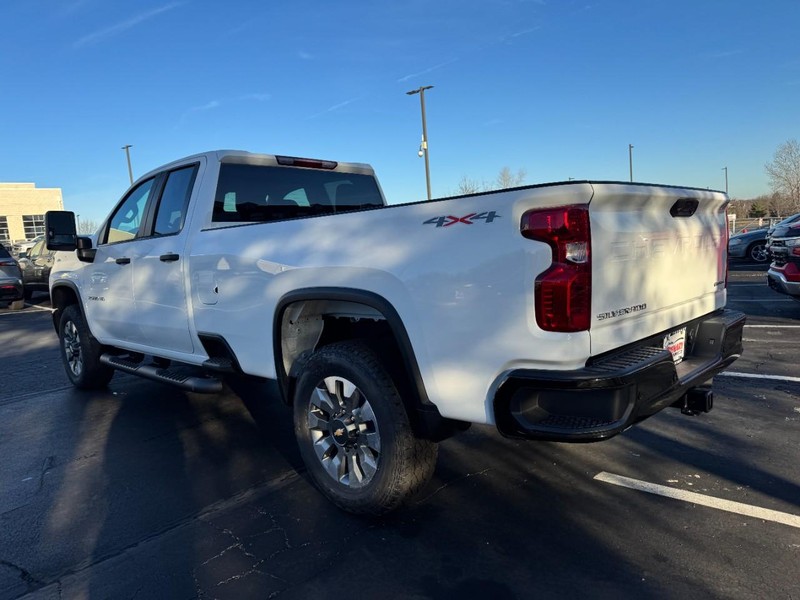 Chevrolet Silverado 2500HD Vehicle Image 05