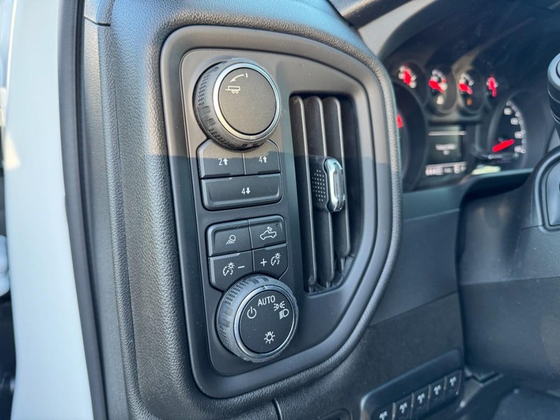 Chevrolet Silverado 2500HD Vehicle Image 11