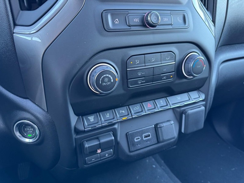 Chevrolet Silverado 2500HD Vehicle Image 14