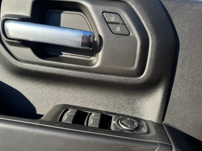 Chevrolet Silverado 2500HD Vehicle Image 11