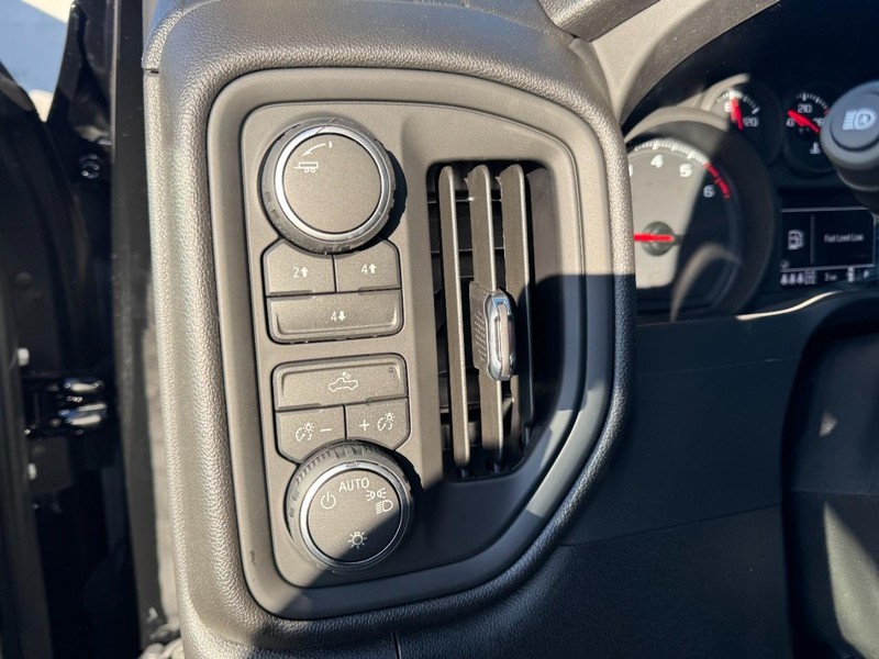 Chevrolet Silverado 2500HD Vehicle Image 12