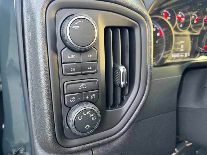 Chevrolet Silverado 1500 Vehicle Image 12