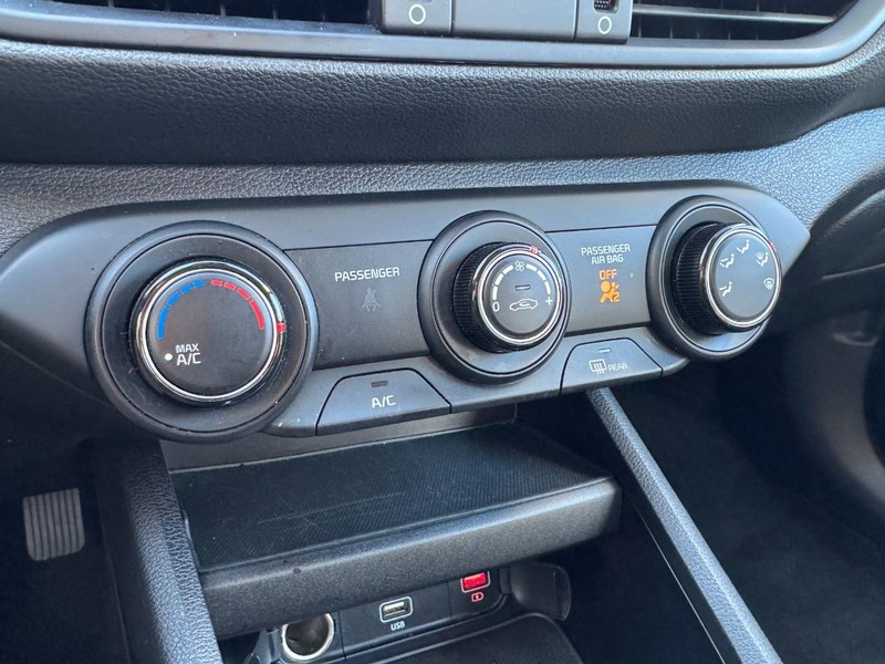 Kia Forte Vehicle Image 18