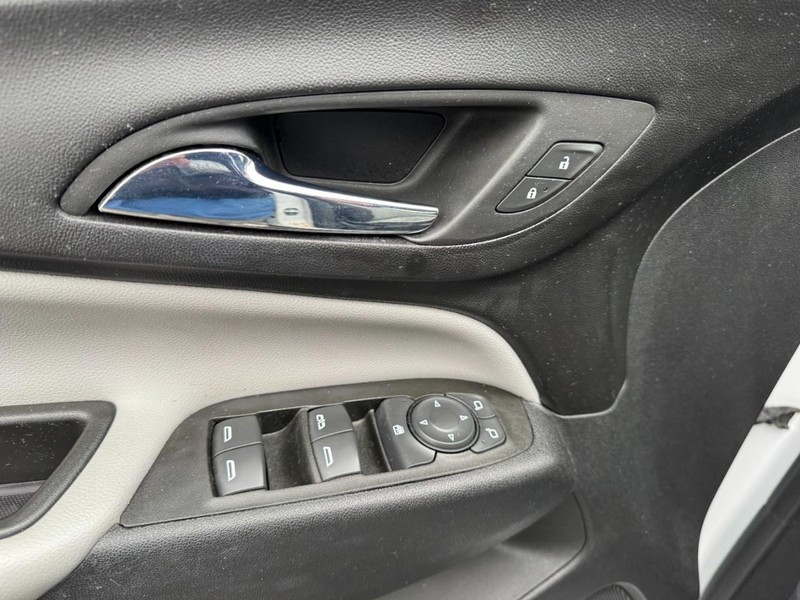 Chevrolet Equinox Vehicle Full-screen Gallery Image 15