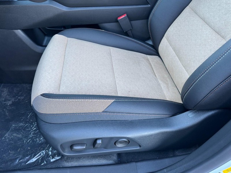 Chevrolet Equinox Vehicle Image 09