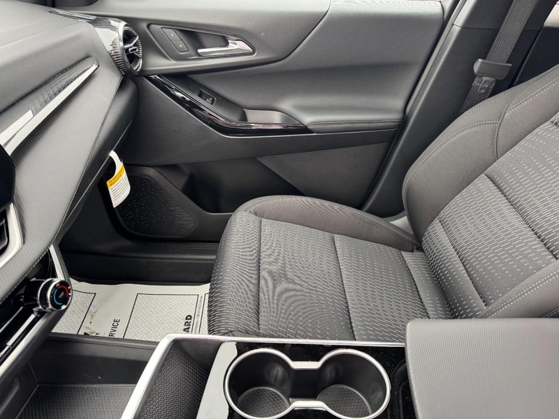 Chevrolet Equinox Vehicle Image 09