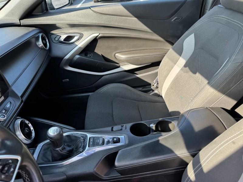 Chevrolet Camaro Vehicle Image 12