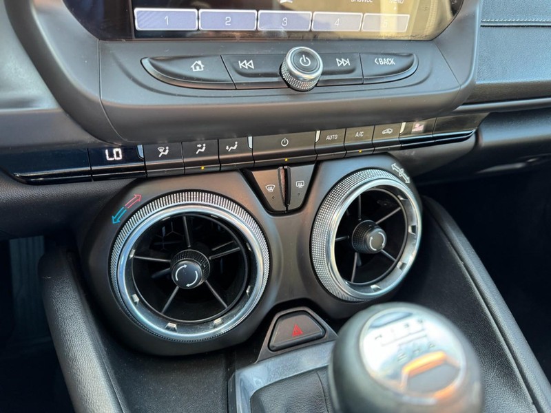 Chevrolet Camaro Vehicle Image 17