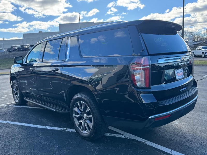 Chevrolet Suburban Vehicle Image 05