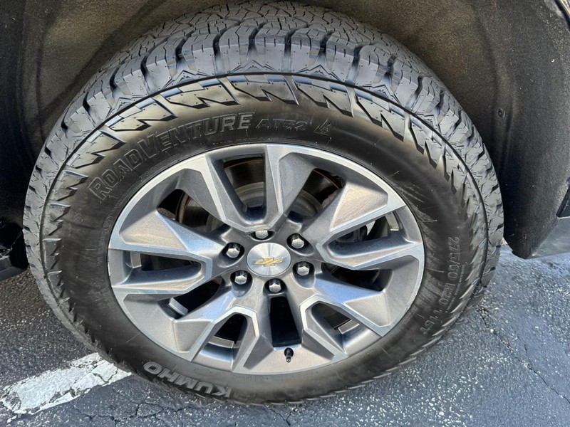 Chevrolet Suburban Vehicle Image 07