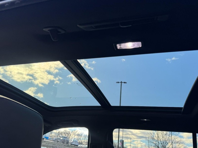 Chevrolet Suburban Vehicle Image 10