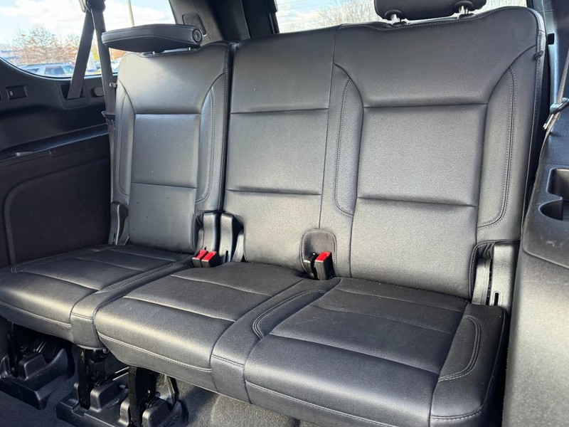 Chevrolet Suburban Vehicle Image 11