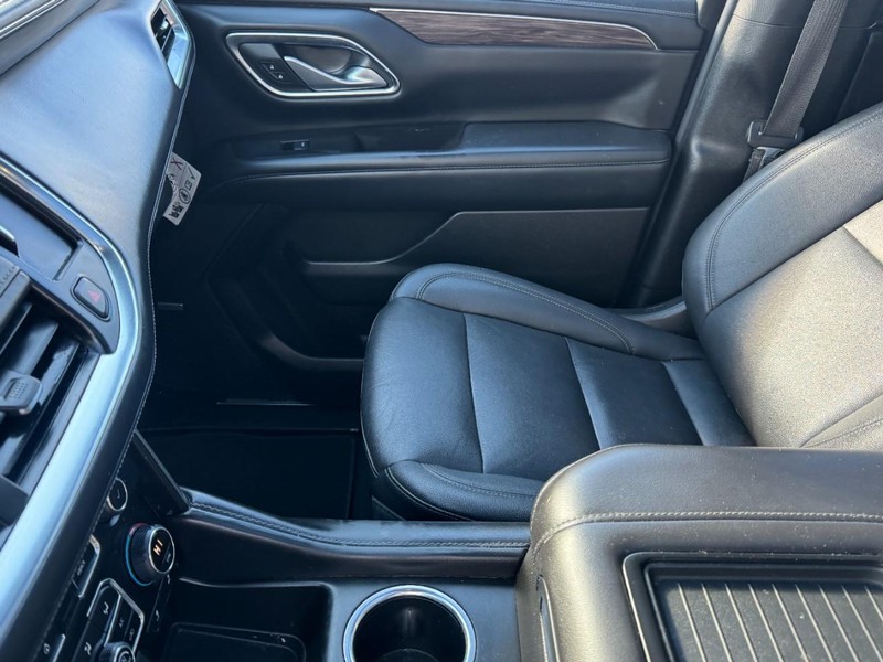 Chevrolet Suburban Vehicle Image 15