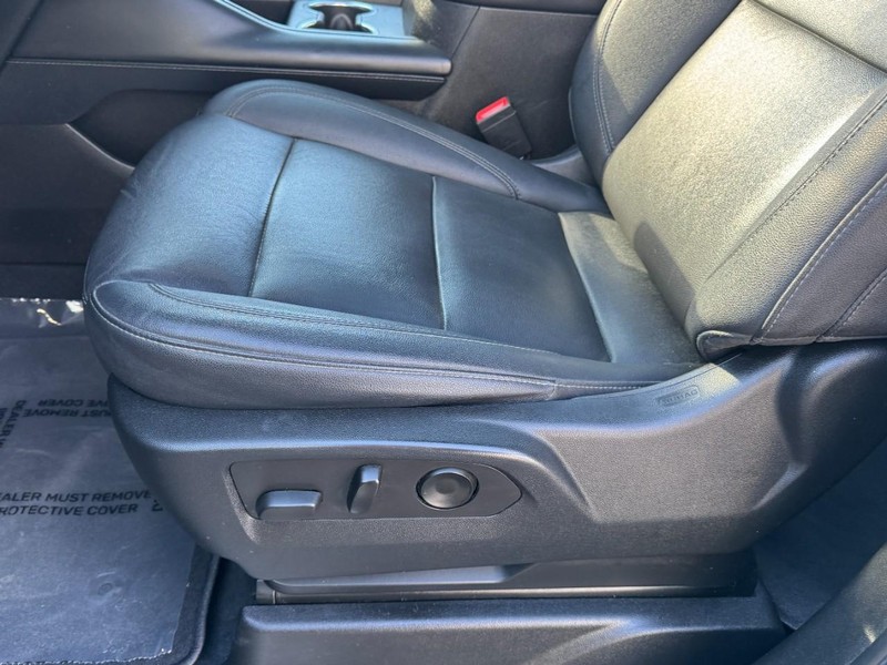 Chevrolet Suburban Vehicle Image 16