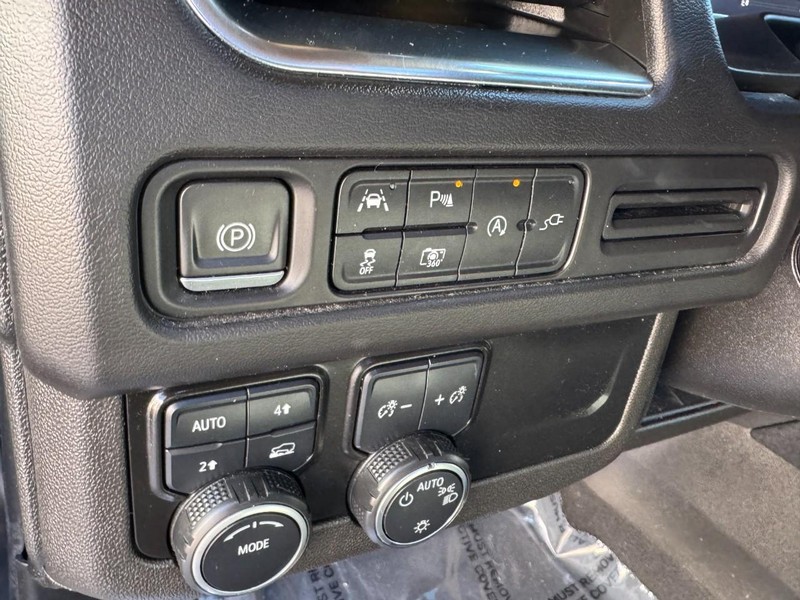 Chevrolet Suburban Vehicle Image 17