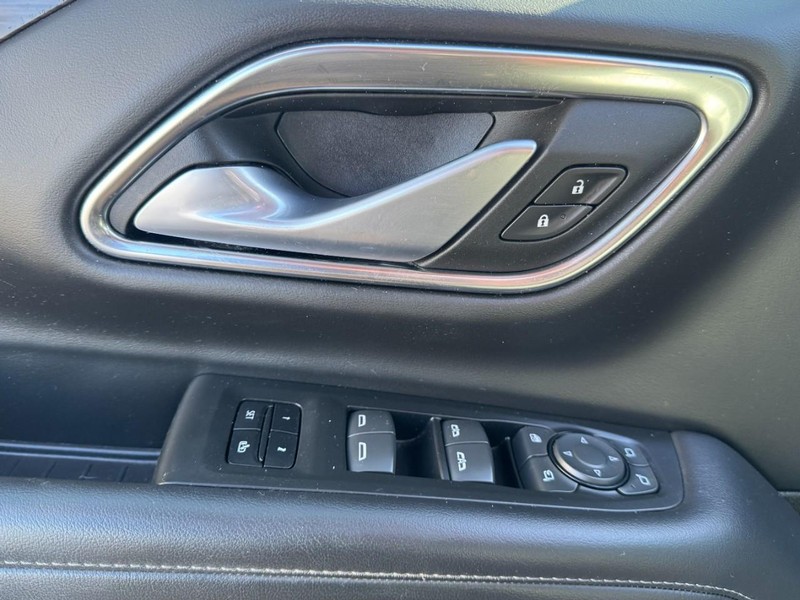 Chevrolet Suburban Vehicle Image 18