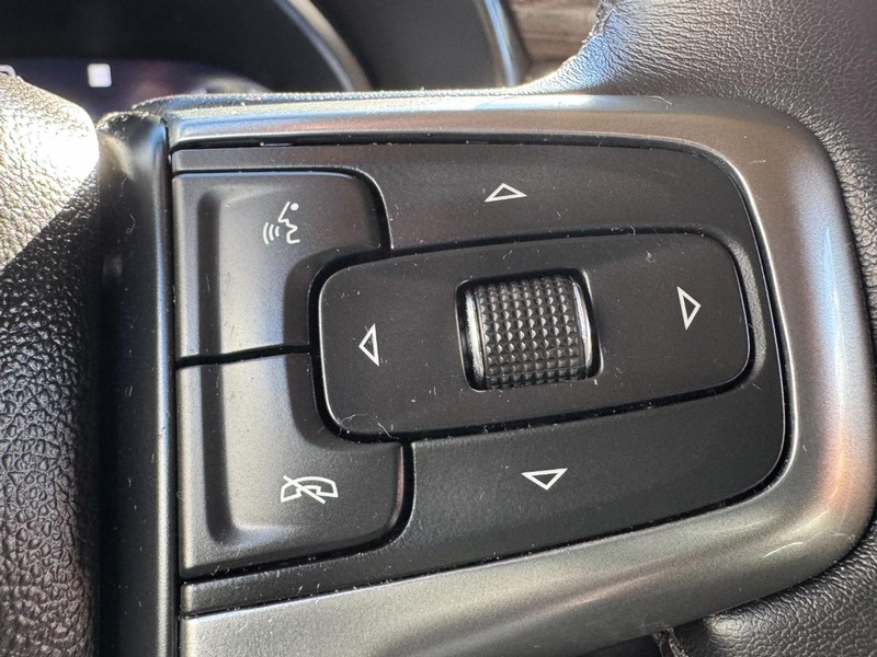 Chevrolet Suburban Vehicle Image 20