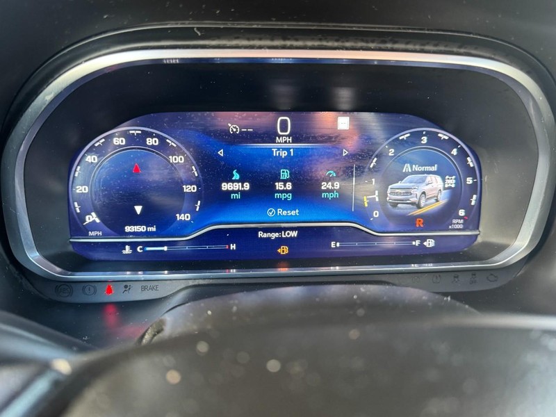 Chevrolet Suburban Vehicle Image 26