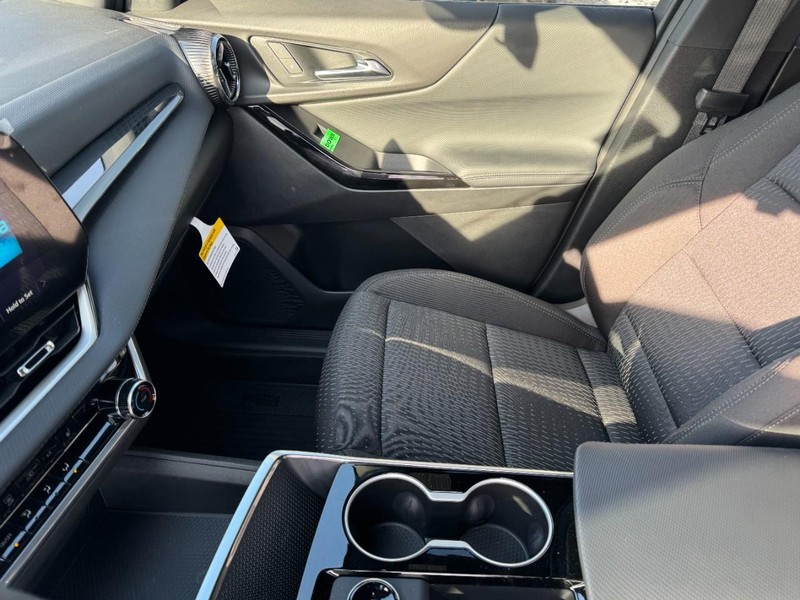 Chevrolet Equinox Vehicle Image 06