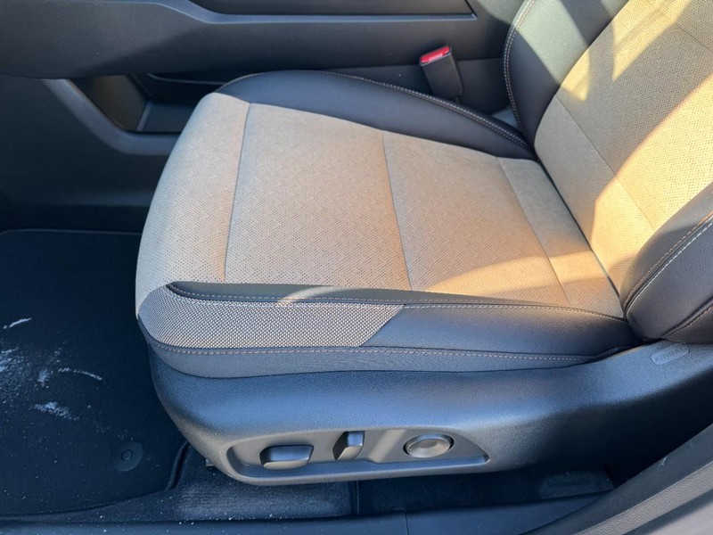 Chevrolet Equinox Vehicle Image 09