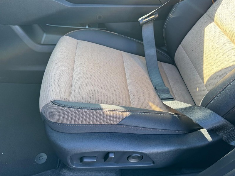 Chevrolet Equinox Vehicle Image 09