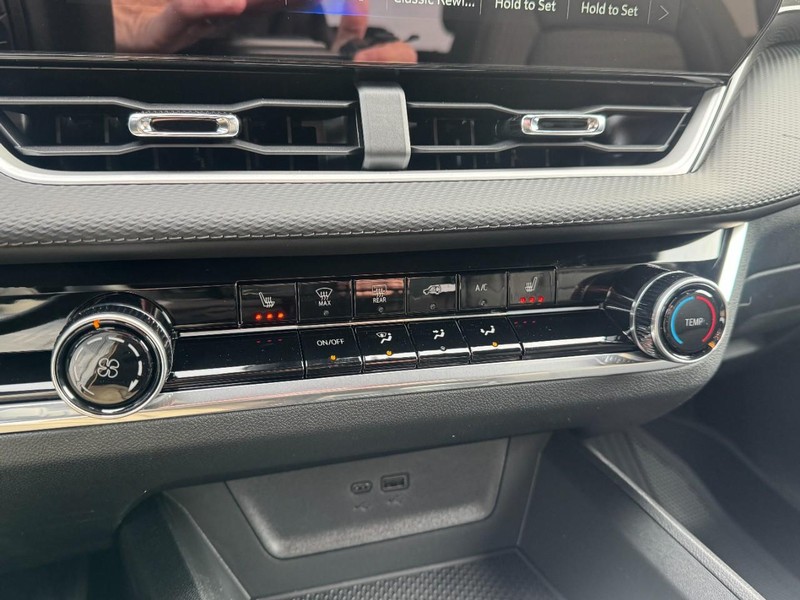 Chevrolet Equinox Vehicle Image 12