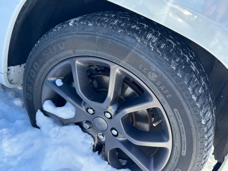 Jeep Grand Cherokee Vehicle Image 04