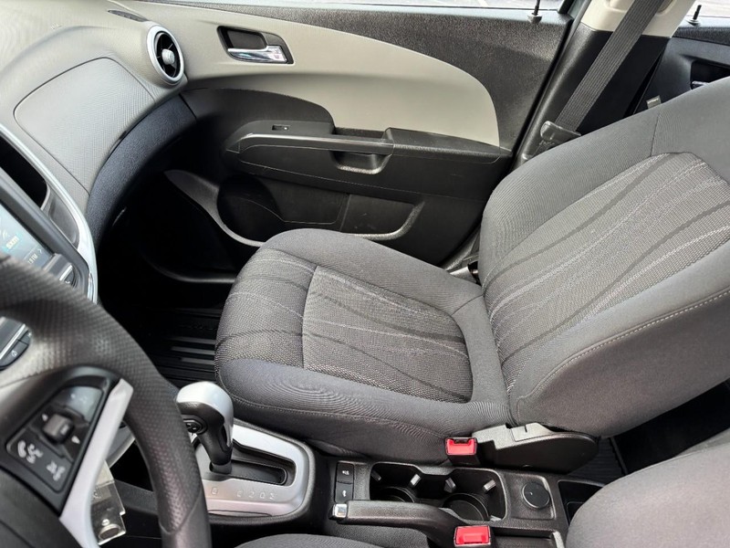 Chevrolet Sonic Vehicle Image 13