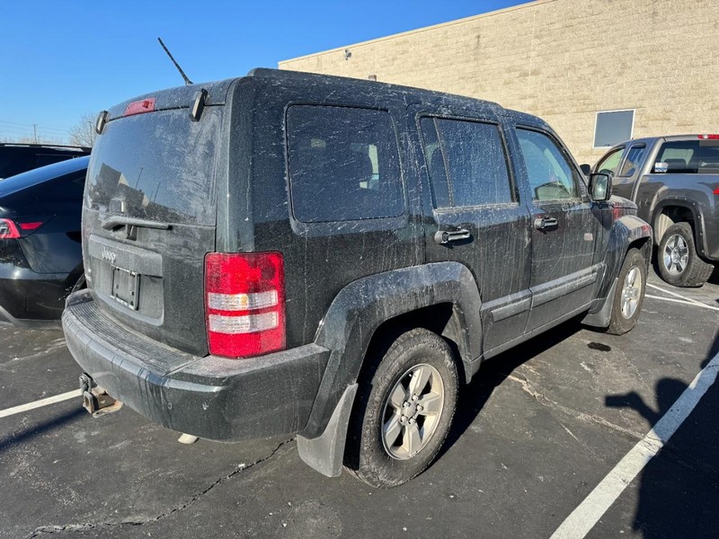 Jeep Liberty Vehicle Image 04