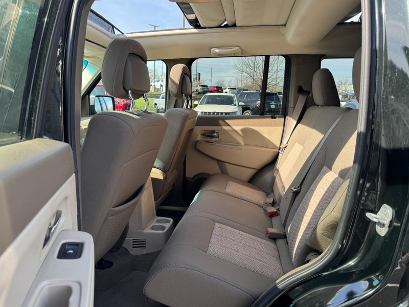 Jeep Liberty Vehicle Image 10