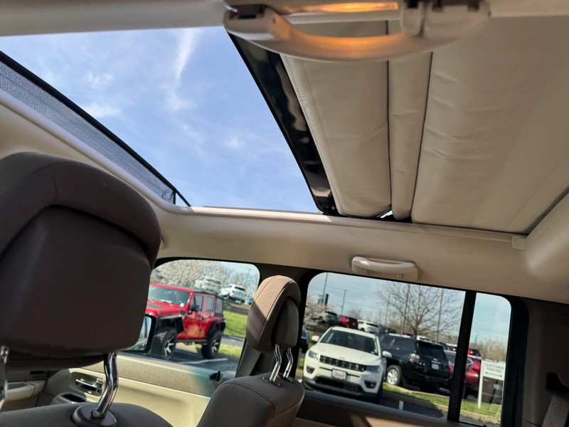 Jeep Liberty Vehicle Image 11