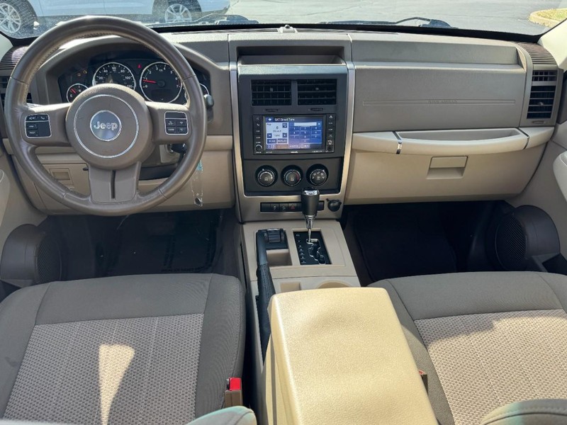 Jeep Liberty Vehicle Image 12