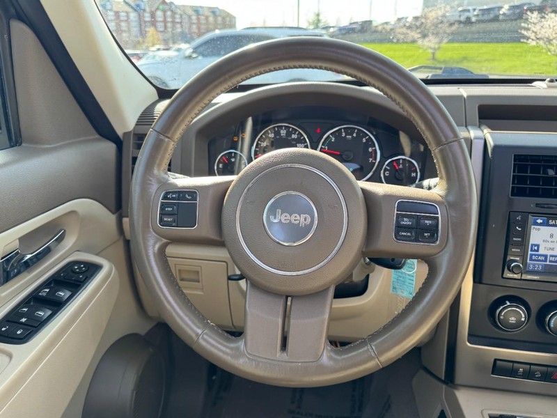 Jeep Liberty Vehicle Image 13