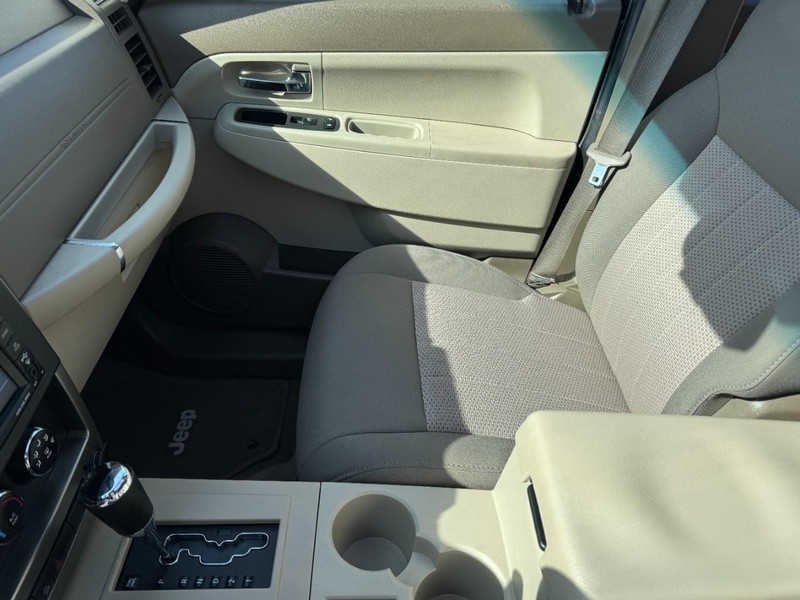 Jeep Liberty Vehicle Image 14