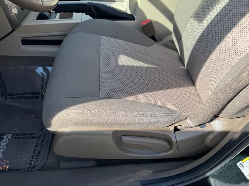 Jeep Liberty Vehicle Image 15