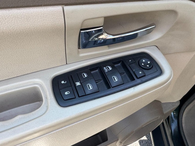 Jeep Liberty Vehicle Image 16