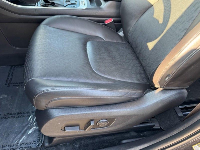 Kia Carnival Vehicle Image 16