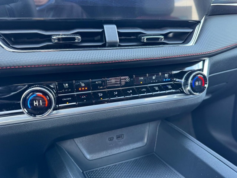 Chevrolet Equinox Vehicle Image 12