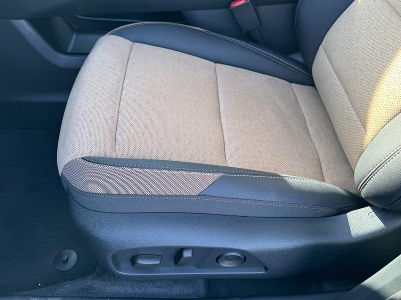 Chevrolet Equinox Vehicle Image 09