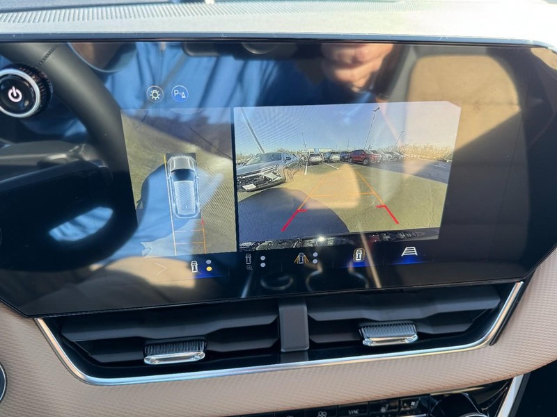 Chevrolet Equinox Vehicle Image 16