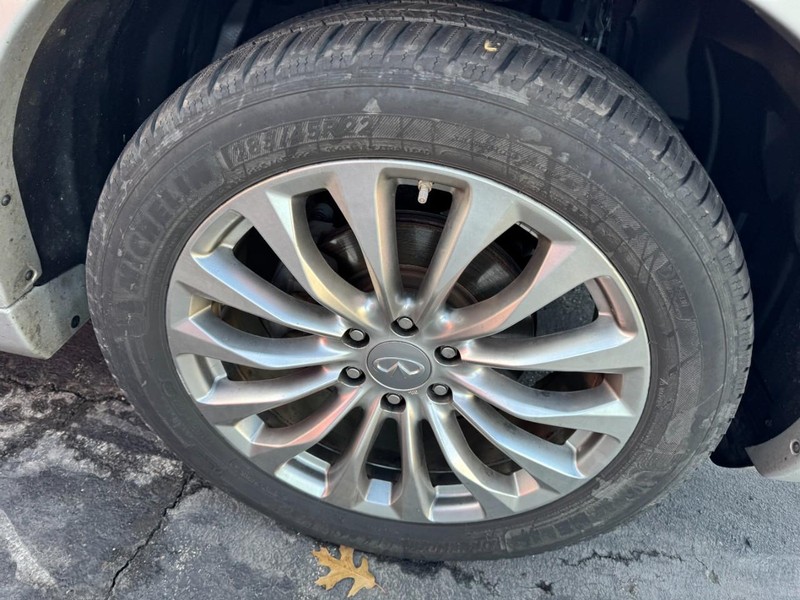 INFINITI QX80 Vehicle Image 05