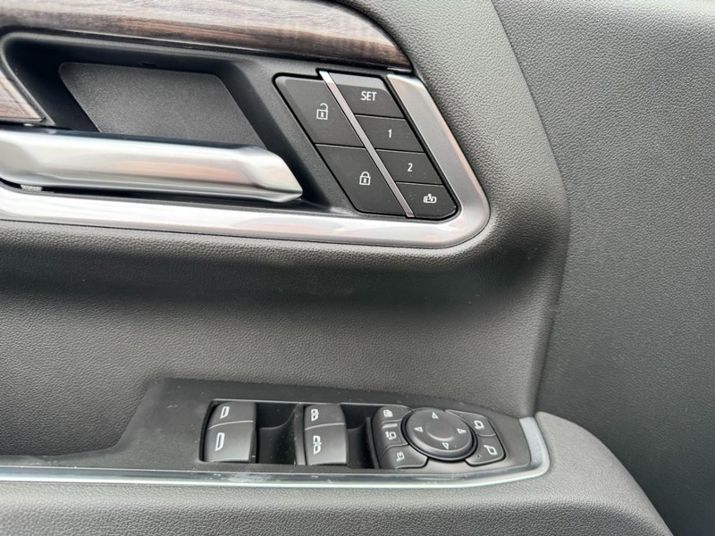 Chevrolet Silverado 2500HD Vehicle Image 11